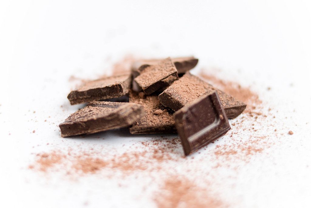 schokolade-chopped-chocolate-with-cinnamon